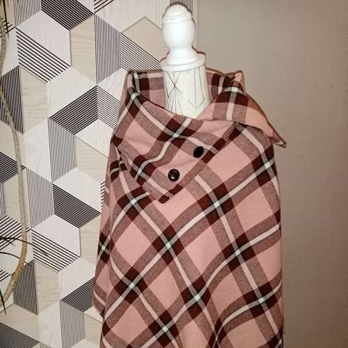 Cape pour femme en tartan.